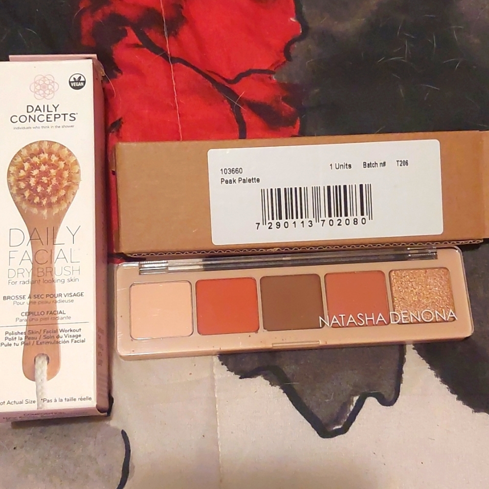 Facial brush and palette